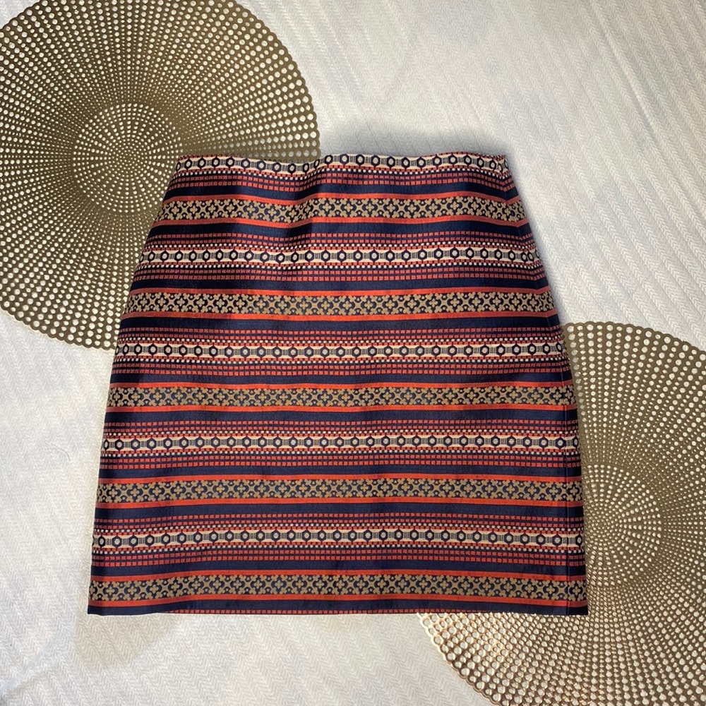 LOFT textured, fully lined skirt size 2. Excellent condition. 14 inch waist.